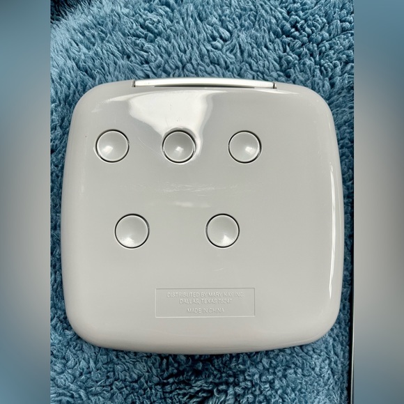 GUC Mary Kay Signature Refillable Compact Set (1 large FILLED & 1 medium EMPTY) - Picture 5 of 11